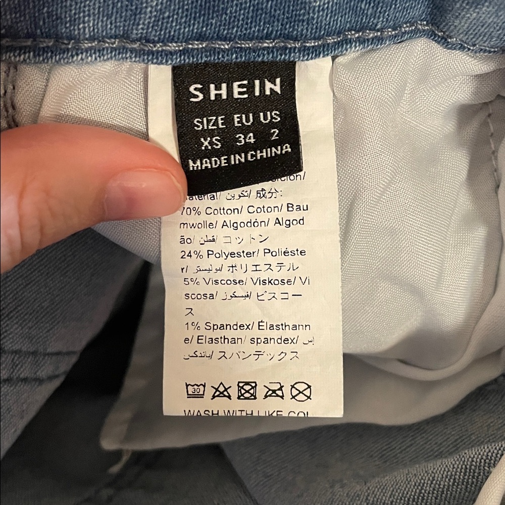 Woman’s SHEIN blue jeans - Picture 4 of 4